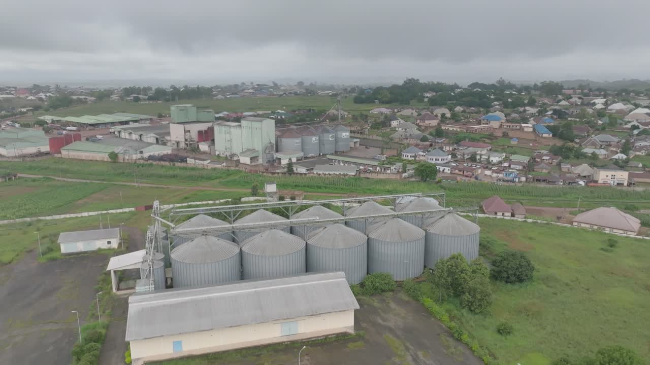 antena - silos de grano y ciudad, meseta de jos, nigeria, tiro ascendente