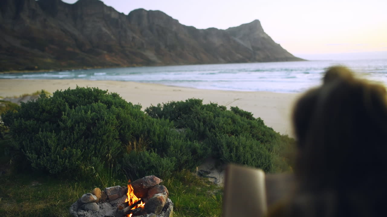 알아보기 힘든 여자가 휴식을 취하고 있습니다.