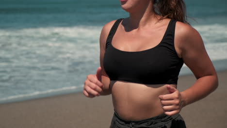 mujer corriendo en la playa