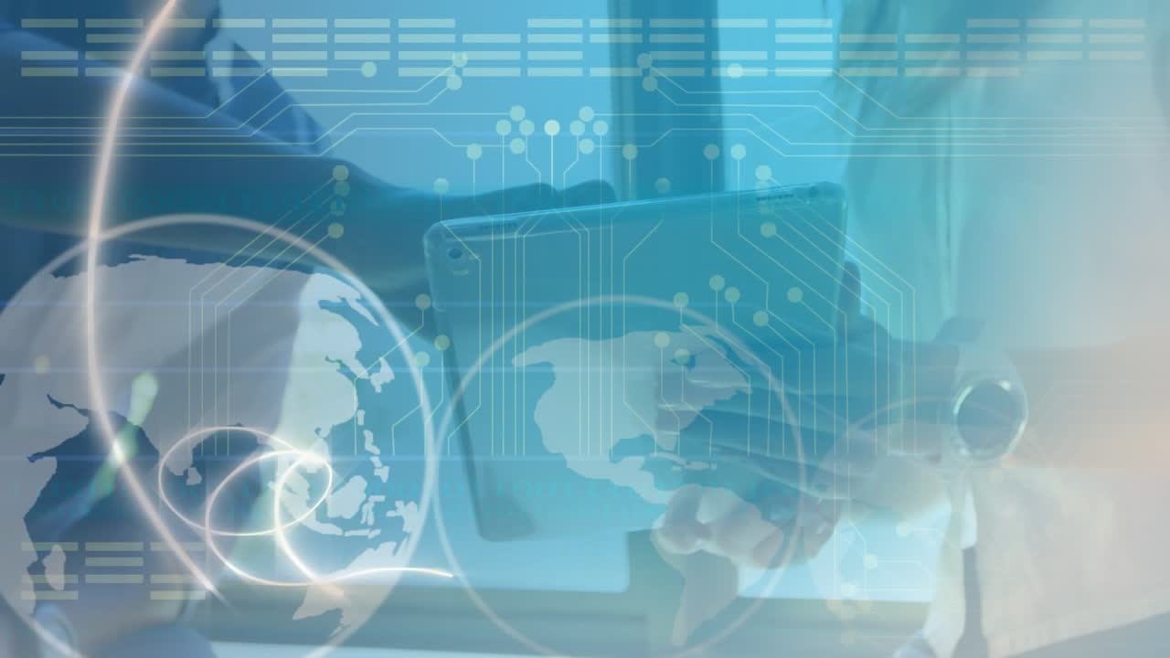 마이크로프로세서와 지구가 디지털 태블릿을 사용하는 두 남자에 대해 회전합니다.