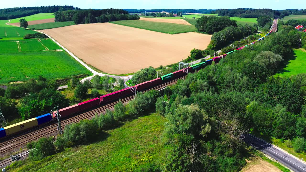 고속도로 4k를 따라 항공 드론 화물 열차