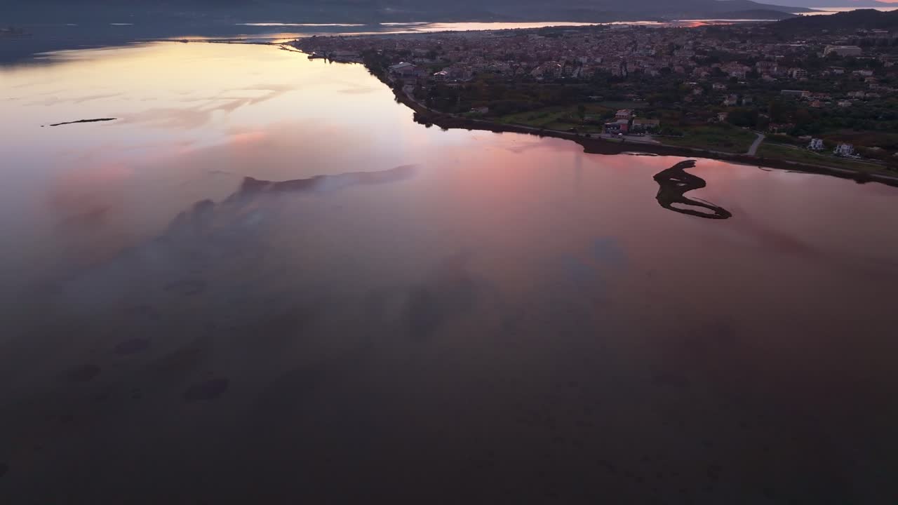 Auringonnousu värjää rannikkokaupungin katot, Lefkada, Kreikka