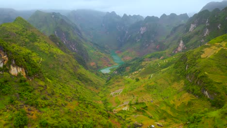 Aerial-dolly-forward-of-the-magnificent-Nho-Que-river-with-its-turquoise-blue-green-water-in-the-gorgeous-Ma-Pi-Leng-Pass-in-northern-Vietnam