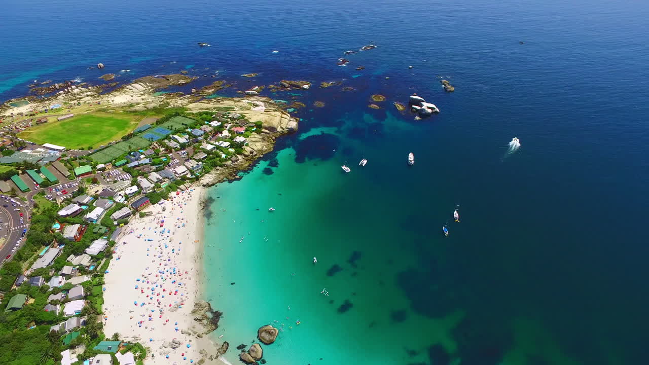 만 위에서 높이 날아다니고