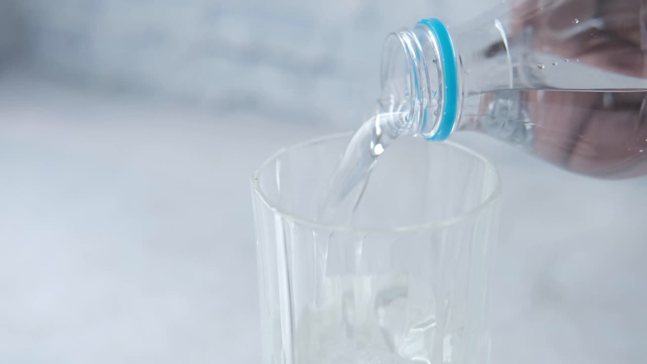 병 에서 물 을 잔 에 부어 넣는 것