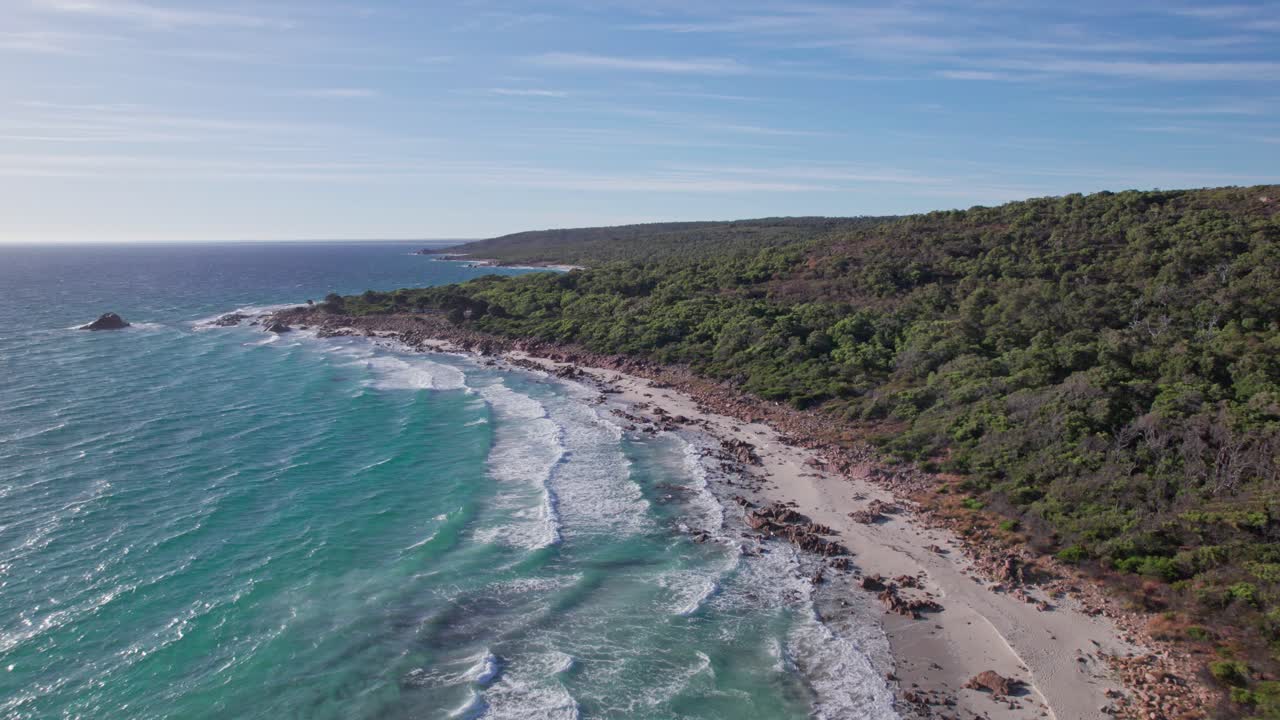 Veduta aerea della costa aspra ma bellissima di Dunsborough e Eagle Bay in una mattinata ventosa che crea alcune onde.