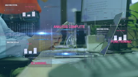 animación del procesamiento de datos financieros sobre una mujer de negocios que usa una computadora portátil