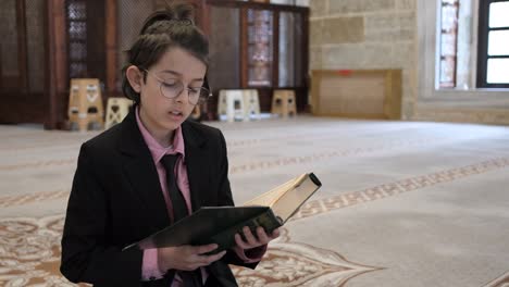 child praying with quran