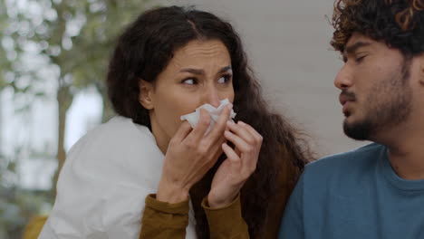 pareja que cuida a un compañero enfermo