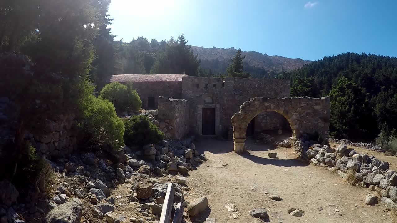 ruinas de una antigua iglesia en paleo pili un sitio histórico en la isla de kos en grecia