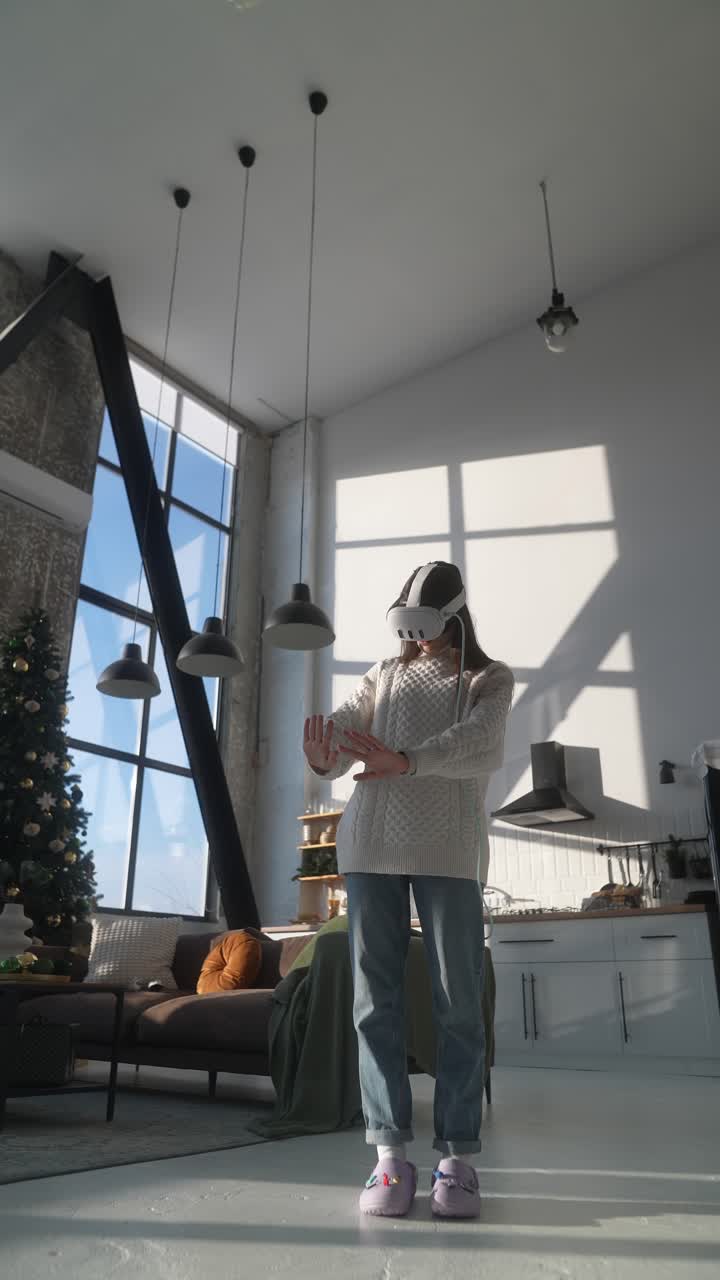 Kvinne bruker VR-hodesett i et moderne hjem