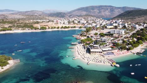 ksamil, albania - antena de destino de vacaciones con playa, mar, hoteles, tumbonas, barcos y jetski