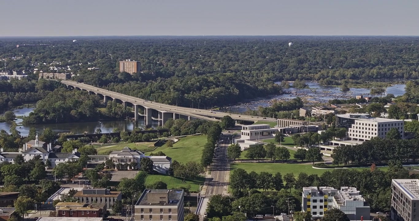 Richmond Virginia Sorvolo aereo v121 con zoom 3x sopra il centro, Monroe Ward, Gambles Hill e Oregon Hill verso il fiume James - Ripreso con Mavic 3 Pro Cine - 30 settembre 2023
