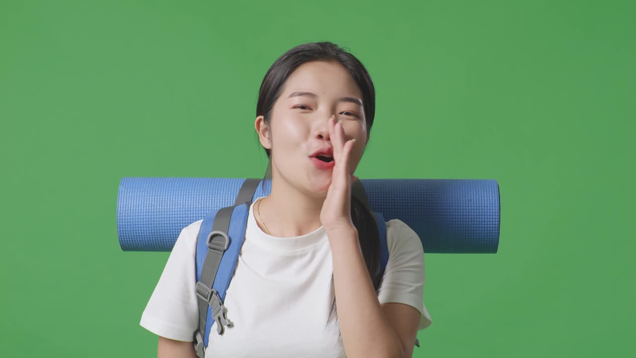 배을 들고 있는 여자