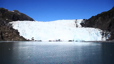 冰漂浮在水面上 在阿拉斯加融化冰川前面