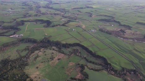 Vista-Aérea-Sobre-Vastos-Campos-Verdes-En-La-Región-De-Waikato,-Isla-Del-Norte,-Nueva-Zelanda---Disparo-De-Drones