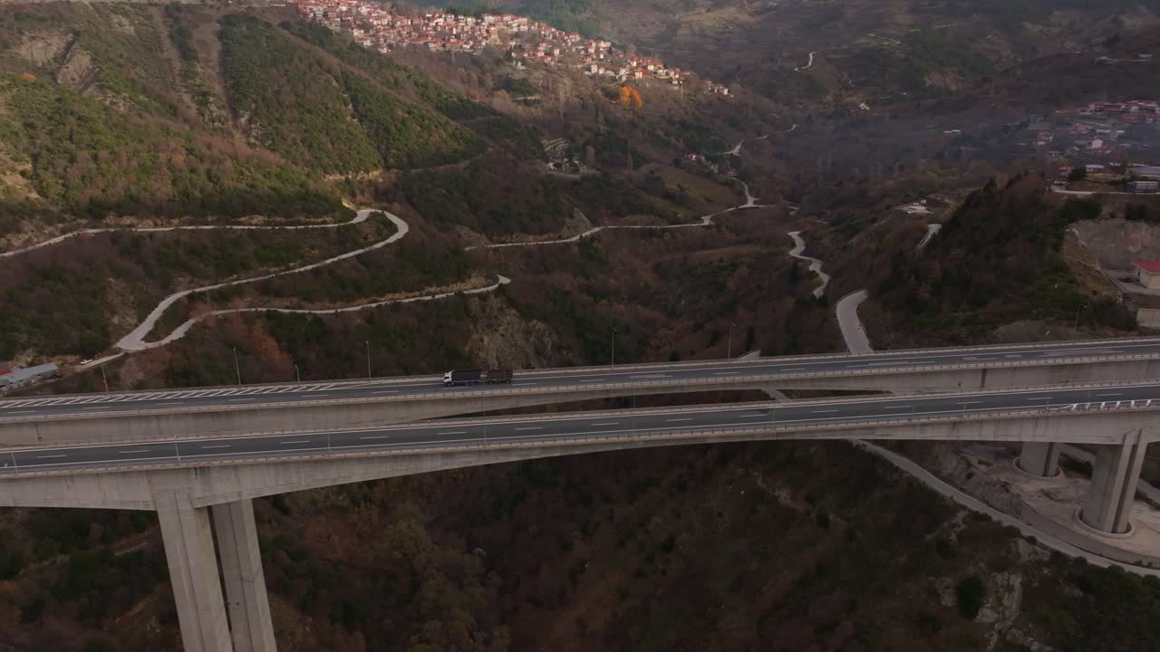 Immagine drone di una strada panoramica attraverso le montagne greche vicino a Metsovo