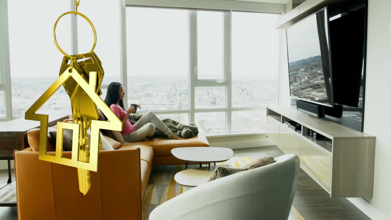 animación de golden key y house over mujer biracial en la sala de estar.