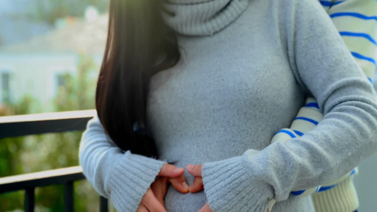 행복한 커플은 배 안에 아기의 존재를 느끼고 있습니다.