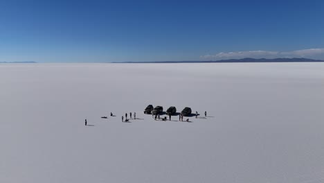 Autos-Und-Menschen-Auf-Dem-Salar-De-Uyuni,-Bolivien,-Südamerika,-Wüstenlandschaften,-Salzebenen,-Luftaufnahmen,-Drohnenansicht,-Berge