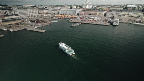 avión, barco turístico frente al mercado de helsinki con vista a la catedral