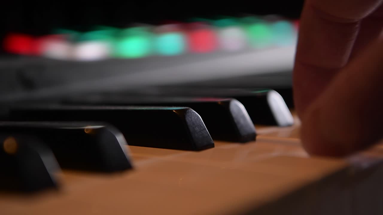 fotografía de cerca de un pianista tocando las teclas de un piano durante una sesión de grabación en el estudio