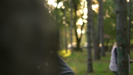 hombre corriendo en un parque