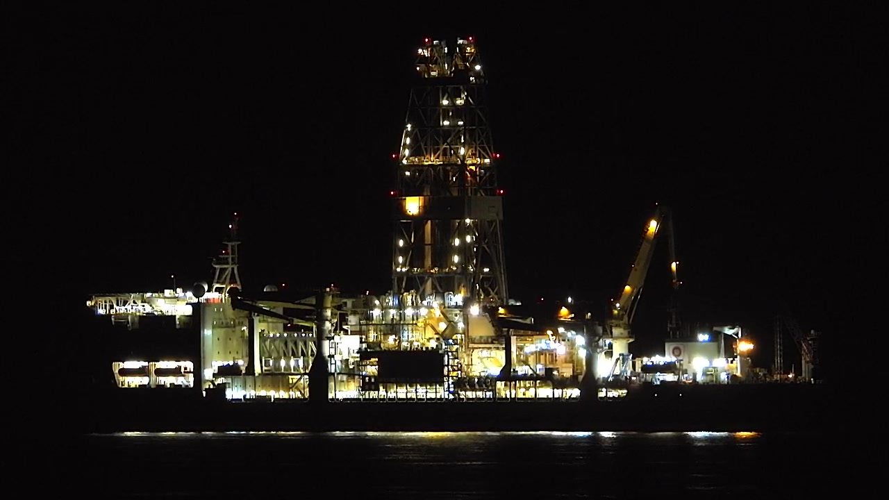 Oplyst offshore olieboreplatform om natten