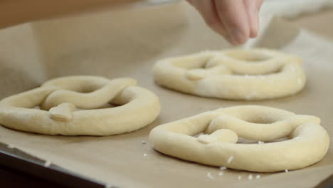 Toma-A-Cámara-Lenta,-Se-Pone-Sal-En-Pretzels-Congelados