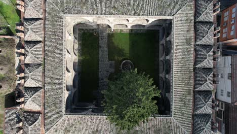 vista desde un avión no tripulado del histórico kursumli han en el centro de la ciudad de skopje, el mercado otomano en macedonia