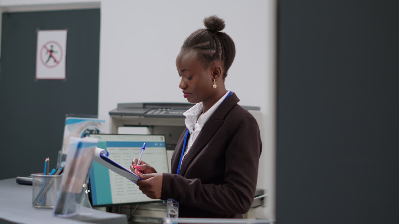 Donna afroamericana che lavora come receptionist in un ospedale