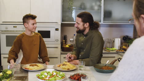 Hombres-Caucásicos-Y-Niño-En-La-Cocina