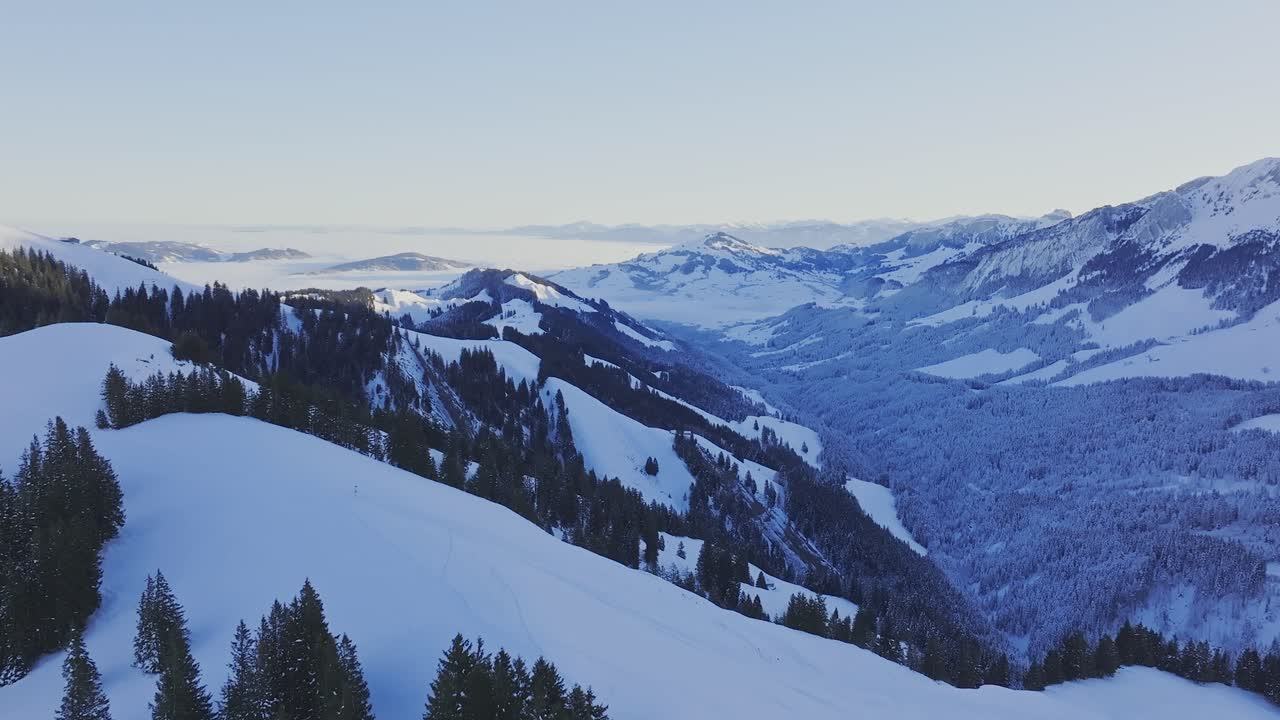 Silhouette schneebedeckter Berge, von einer Drohne in der Morgendämmerung aufgenommen