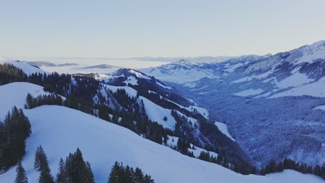 Silhouette-Der-Schneebedeckten-Berge,-Aufgenommen-Von-Einer-Drohne-Im-Morgengrauen