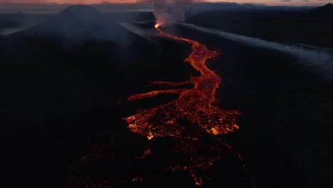 Glühender-Lavastrom-In-Dunkler-Landschaft-Während-Des-Vulkanausbruchs-In-Island