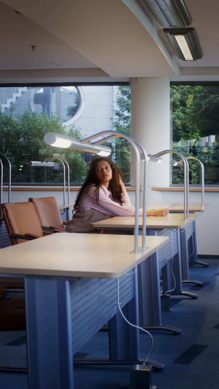 도서관 에 있는 여자