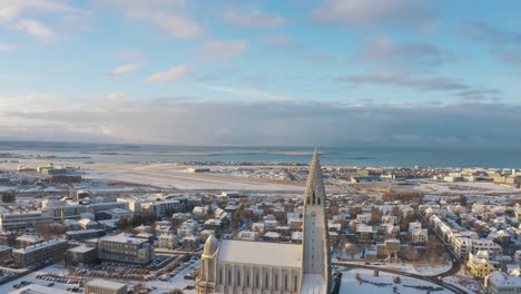 Hermoso-Sol-Dorado-En-La-Famosa-Iglesia-Hallgrímur-En-Reykjavík,-Islandia