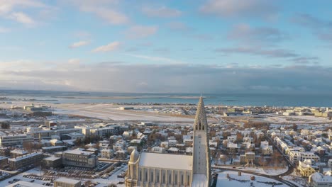 Beautiful-golden-sunlight-at-famous-Hallgrímur-church-in-Reykjavík,-Iceland