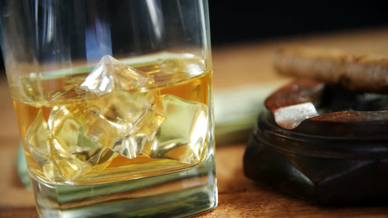 4k 테이블에 위스키와 재통