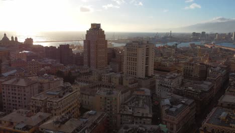 Centro-De-La-Ciudad-De-Génova,-Distrito-De-Negocios-Y-Puerto-Marítimo-A-La-Luz-Del-Atardecer