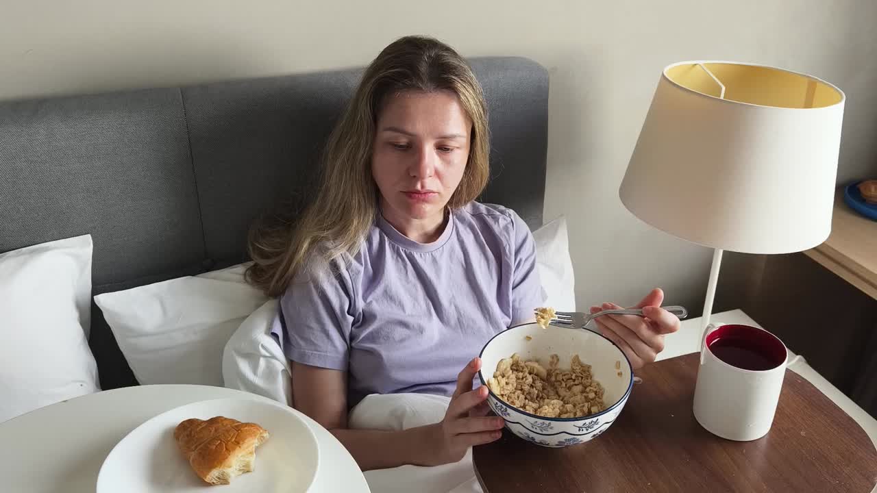 женщина завтракает в постели.