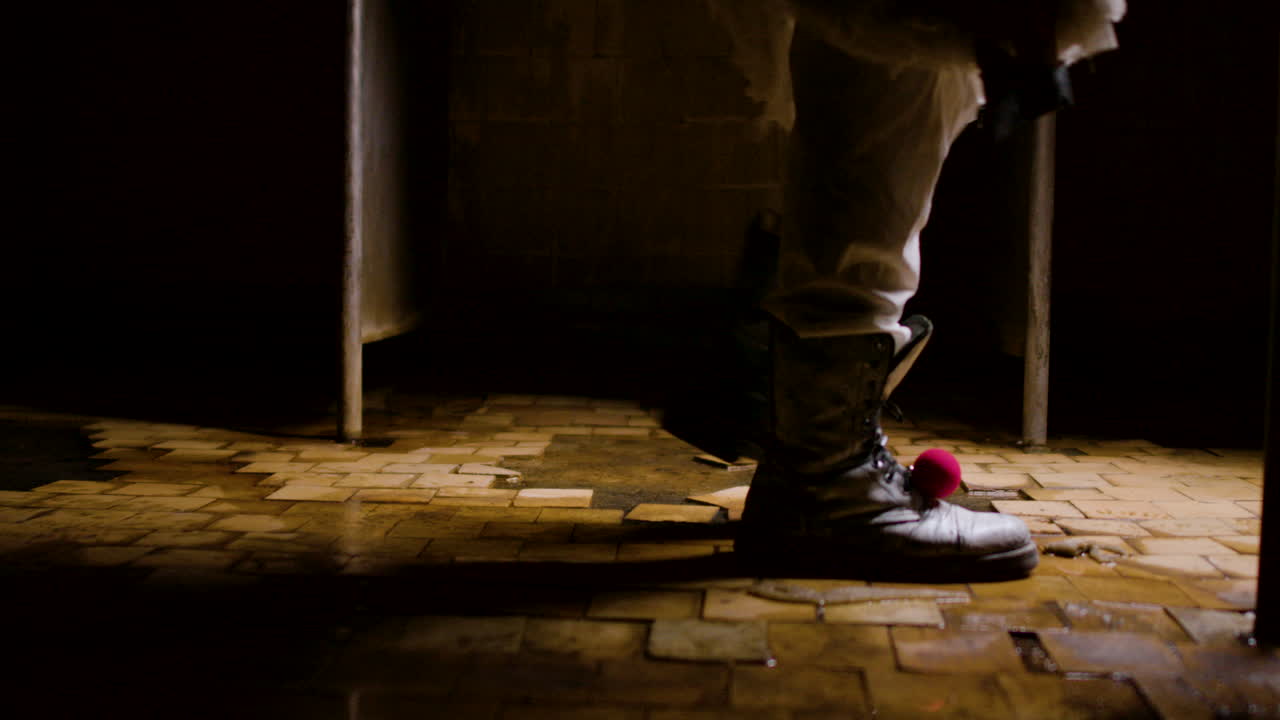 방을 가로지르는 사람