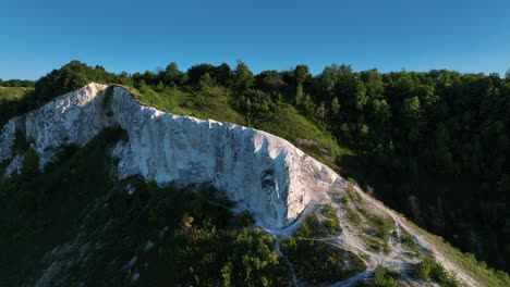 paisaje de acantilado blanco y bosque
