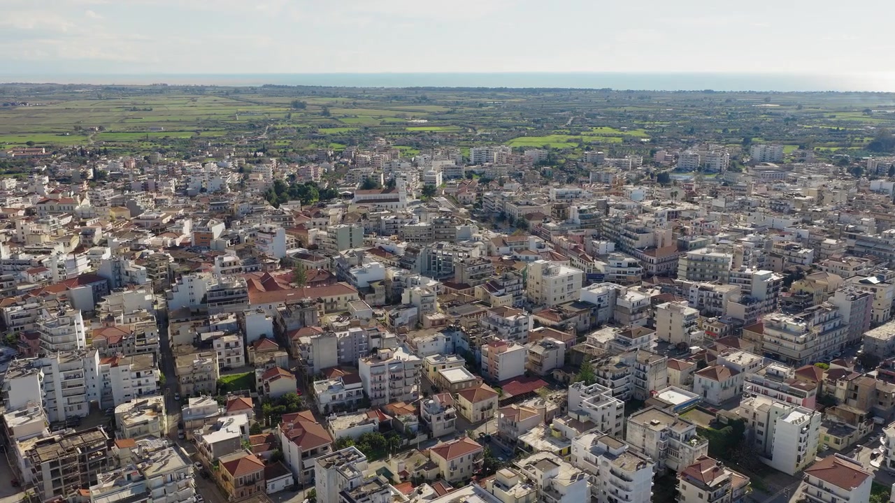 Città di Pyrgos, Ilia, Grecia, ripresa panoramica aerea con drone. Giornata limpida e soleggiata. Edifici e strade di una città provinciale greca visibili