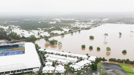 Vista-Aérea-De-Las-Inundaciones-Qld-Muy-Cerca-De-Las-Casas-Al-Lado-Del-Estadio-Cbus-Robina-Gold-Coast-Qld-Australia