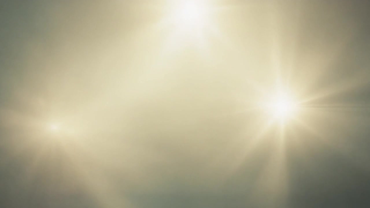 Brilhos Solares Intensos e Vazamentos de Luz Sobre um Céu Nublado