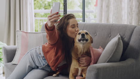mujer joven feliz tomando un selfie con su perro