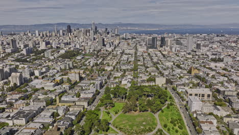 San-Francisco-California-Antena-V169-Flyover-Alamo-Square-Urban-Park-Capturando-El-Paisaje-Urbano-Junto-A-La-Bahía,-Inclinar-Hacia-Abajo-La-Vista-De-Pájaro-De-Las-Icónicas-Casas-Victorianas-Pintadas---Rodada-Con-Mavic-3-Cine---Junio-De-2022