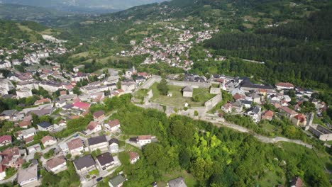 Ciudad-Amurallada-De-La-Fortaleza-De-Jajce,-Aérea,-Círculo,-Bosnia-Y-Herzegovina