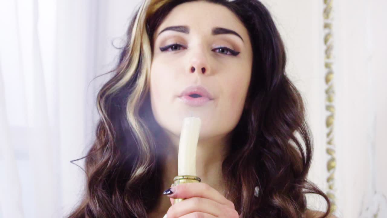 una joven morena apaga una vela